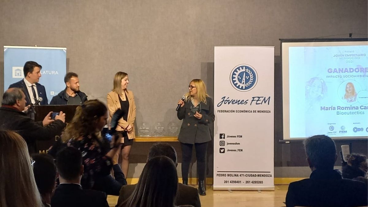 Romina Canales durante la entrega de la distinción que otorga la FEM