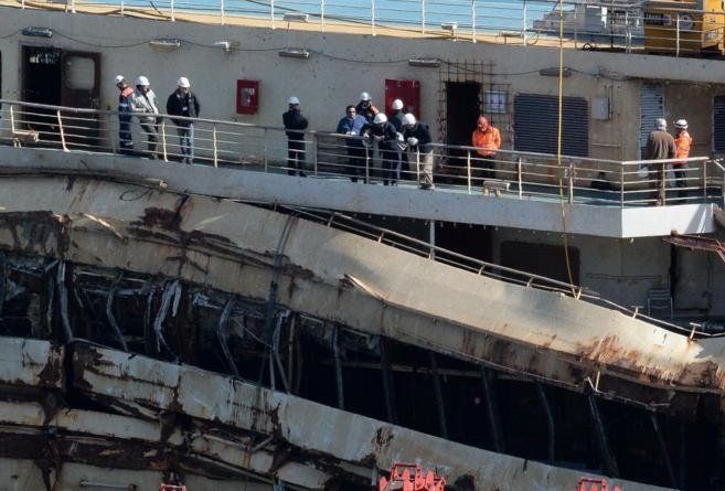 Dos años después de abandonarlo en un naufragio, el capitán Schettino regresó al crucero Costa Concordia