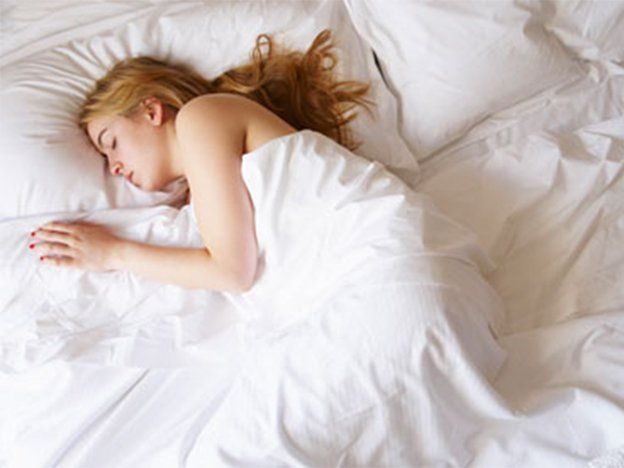 Afirman que dormir desnudo es mejor para la salud que usar pijama o camisón
