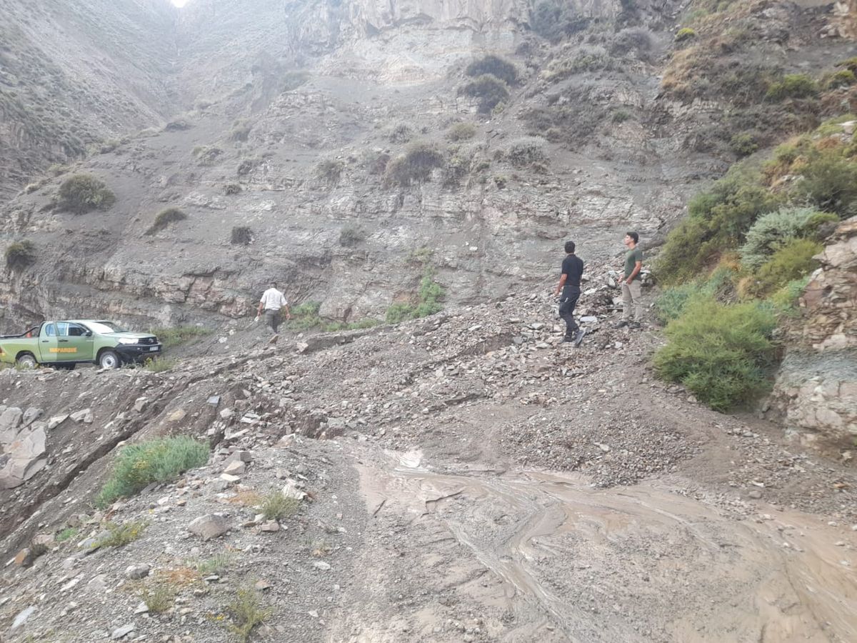 Imposible transitar. La Ruta Provincial 152 quedó cortada por la caída de escombros.