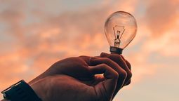 El afortunado que tenga un foco de luz en casa tiene un tesoro: transfórmalo en un difusor aromático El afortunado que tenga un foco de luz en casa tiene un tesoro: transfórmalo en un difusor aromático