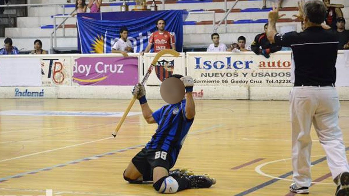 El jugador y profesor de hockey sobre patines del Club Godoy Cruz Antonio Tomba denunciado por abuso sexual fue suspendido en todas sus actividades deportivas.