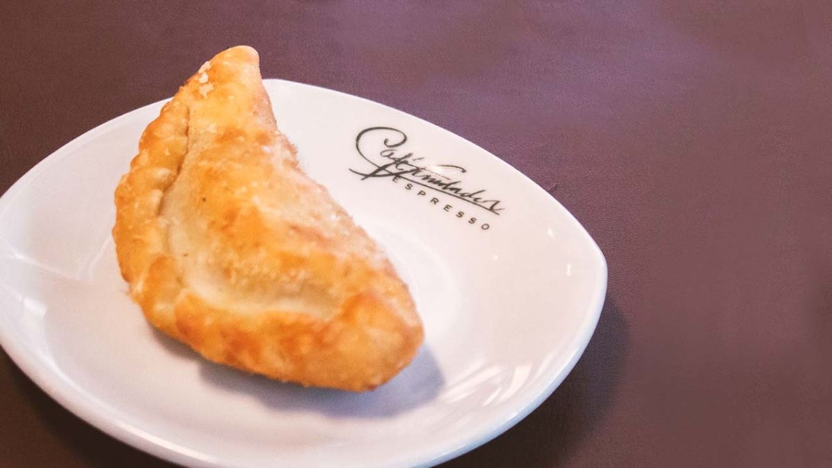 La empanada de copetín es muy barata en este bodegón.