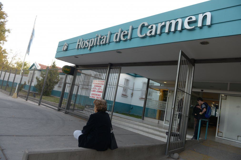 El hombre atropellado qued&oacute; internado con varias lesiones en el Hospital del Carmen en Godoy Cruz.