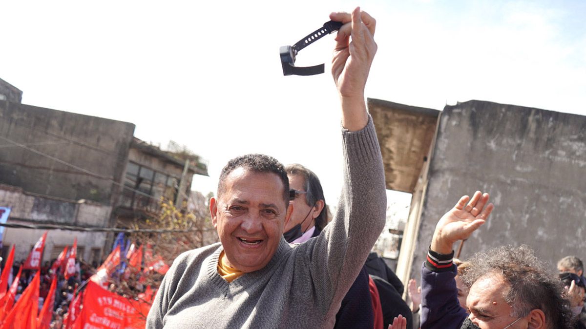 Luis D´Elía se cortó durante un acto la tobillera electrónica que lo mantenía monitoreado.