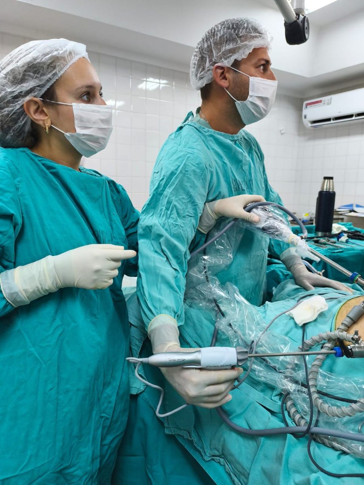 El equipo médico del hospital Perrupato durante la cirugía.