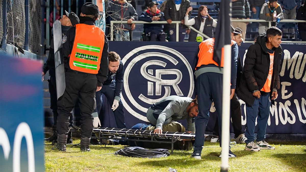 El hincha de la Lepra fue asistido rápidamente tras la caída. El hincha de la Lepra fue asistido rápidamente tras la caída.