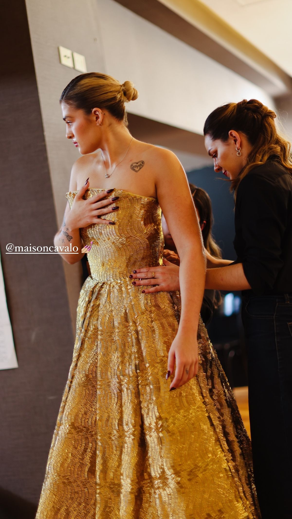 Desde la pasarela, Martita Fort confirma que es la reina del shiny ultra golden y paraliza la primavera.