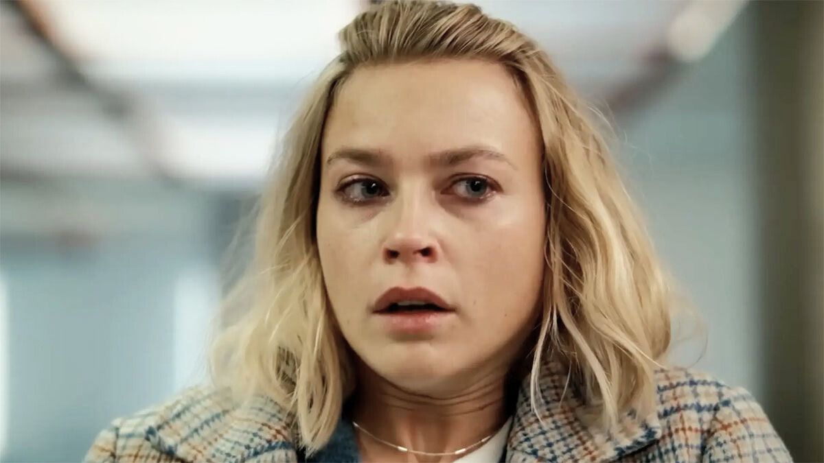 La actriz Jeanne Goursaud interpreta a Sara en la película de Netflix.