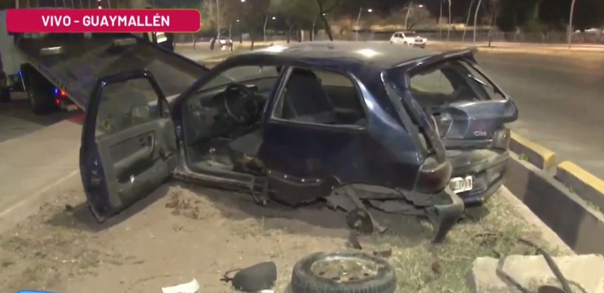 Así quedó un auto que volcó el jueves en la Costanera. Sus ocupantes dijeron que se les había cruzado un perro, pero el conductor, de 45 años, superaba el gramo de alcohol en sangre. Así quedó un auto que volcó el jueves en la Costanera. Sus ocupantes dijeron que se les había cruzado un perro, pero el conductor, de 45 años, superaba el gramo de alcohol en sangre.