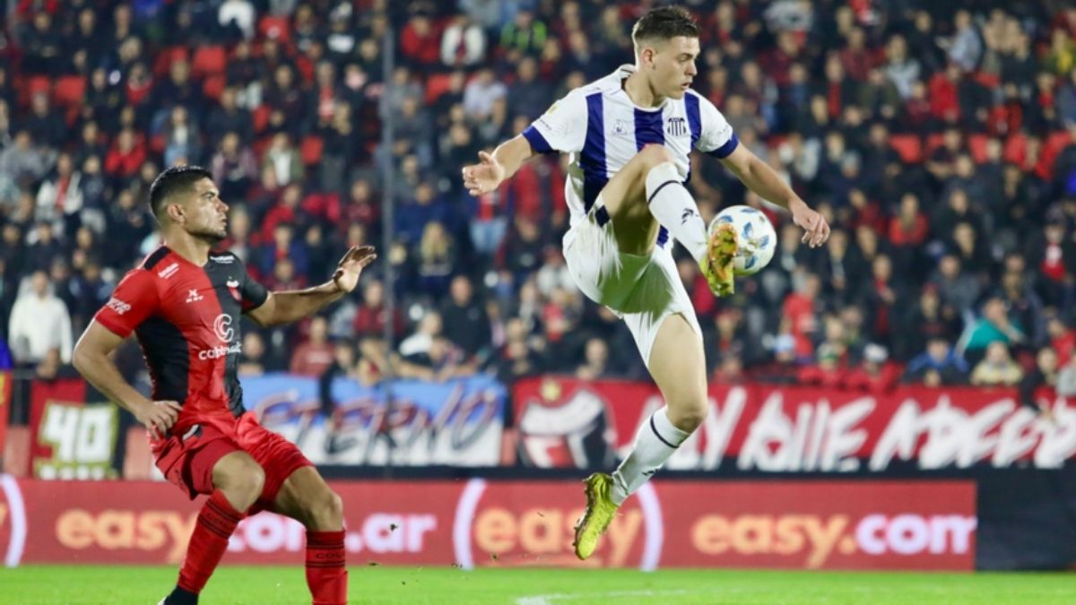 Federico Girotti ganado arriba. Precisamente este jugador anotó de cabeza el único gol del partido talleres- Colón por la Copa Argentina 2024. Federico Girotti ganado arriba. Precisamente este jugador anotó de cabeza el único gol del partido talleres- Colón por la Copa Argentina 2024.