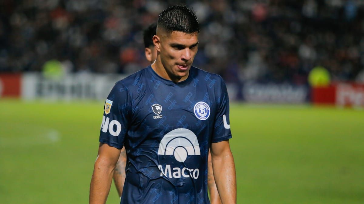 Iván Villalba, el defensor paraguayo que se ganó un lugar en Independiente Rivadavia.