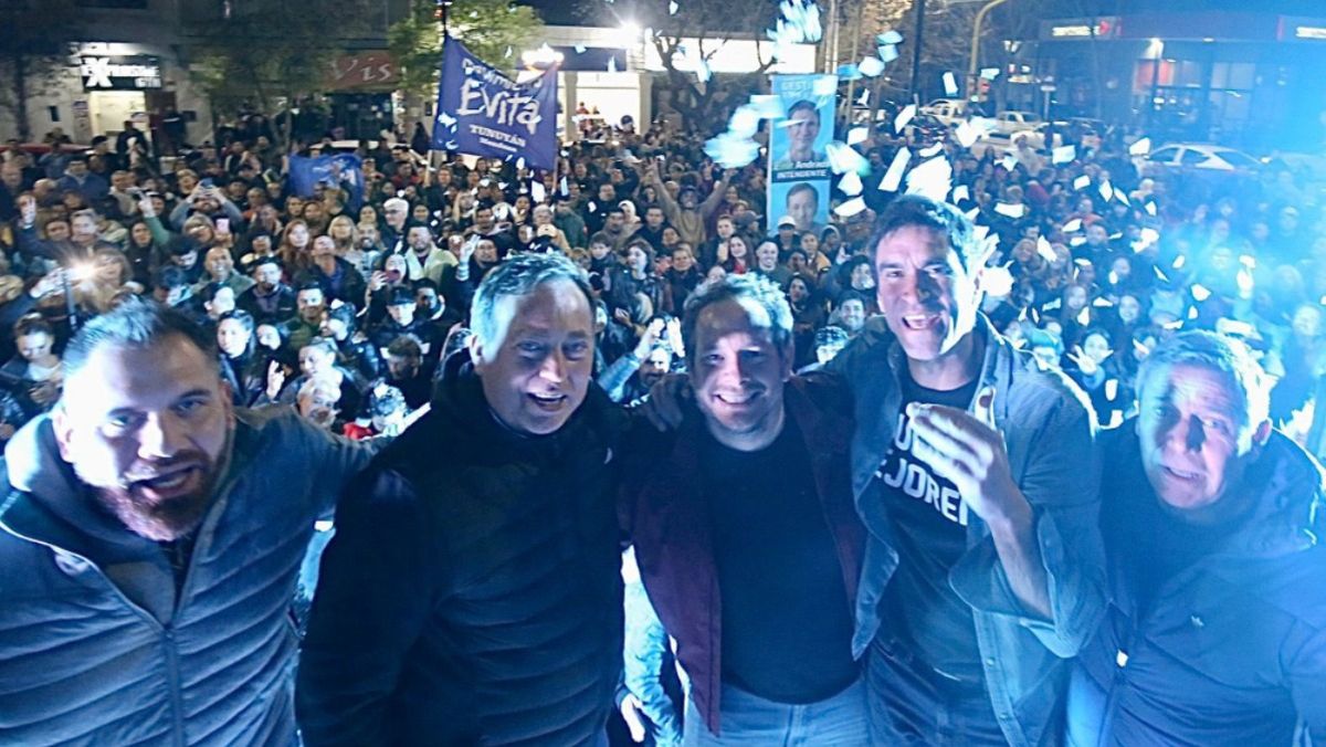 Los festejos en Tunuyán tras conocerse la victoria del peronismo. 