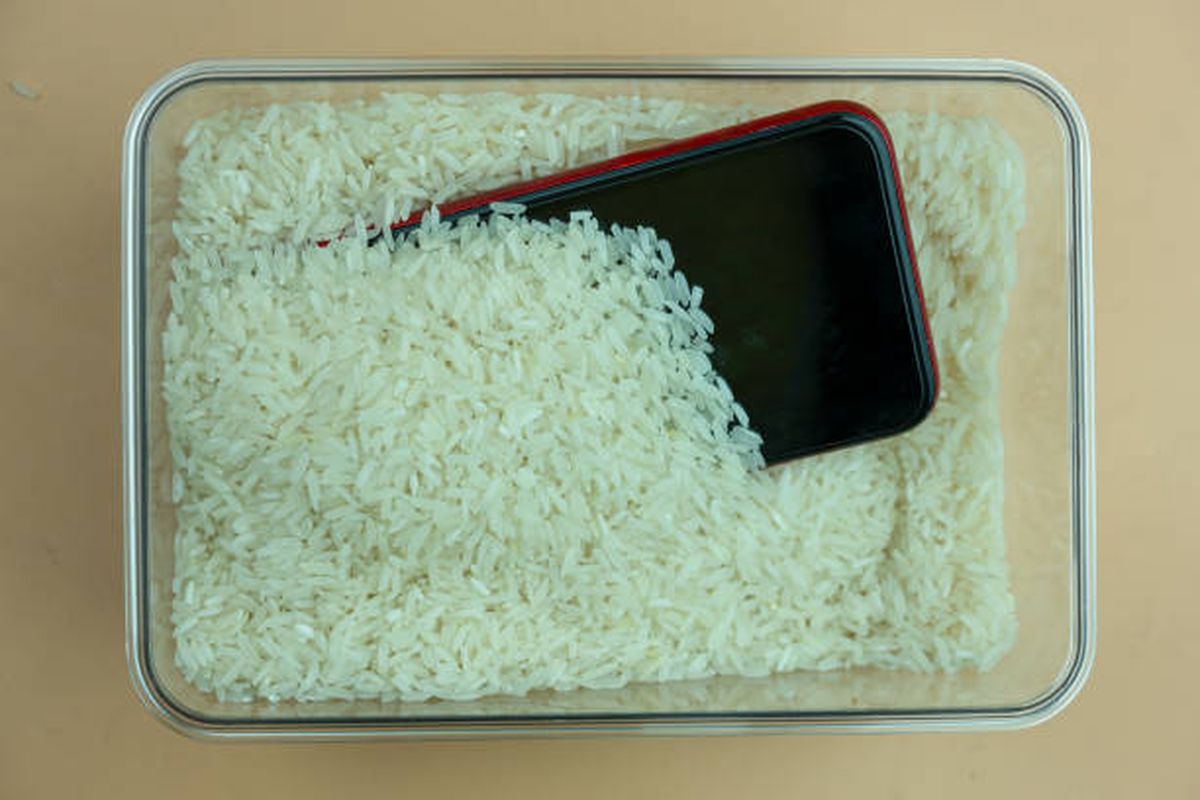 Olvídate del truco del arroz para secar tu teléfono. Olvídate del truco del arroz para secar tu teléfono.