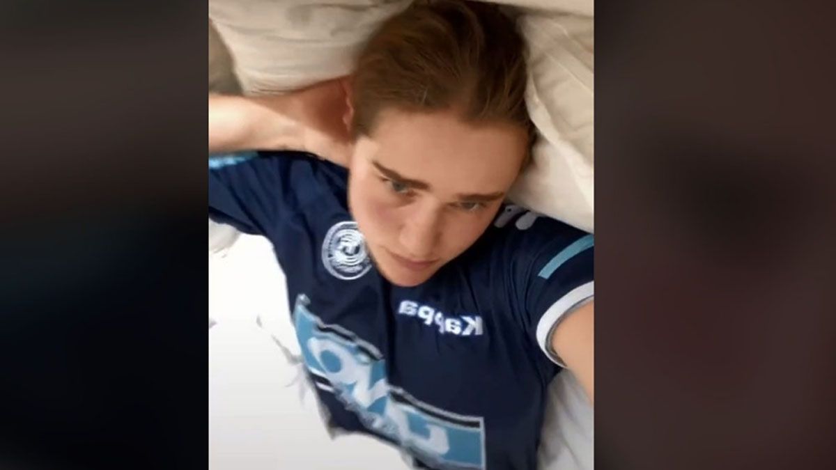 Maisy Biden con la camiseta de Independiente Rivadavia