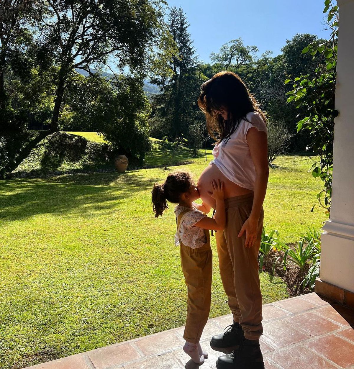 Belita, la hija de Isabel Macedo y Juan Manuel Urtubey, besa la pancita de su mamá.