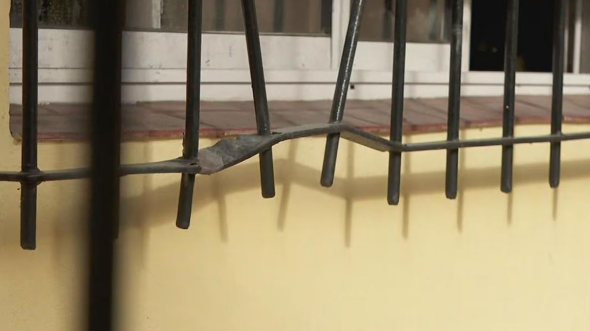 Los delincuentes entraron a la casa de los jubilados luego de romper la reja de una ventana. Los vecinos reclaman seguridad. Los delincuentes entraron a la casa de los jubilados luego de romper la reja de una ventana. Los vecinos reclaman seguridad.