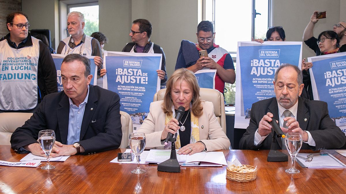 Dirigentes de Fadiunc con el apoyo nacional de la Conadu dieron la (mala) nota al copar de prepo una sesión del Consejo Superior de la UNCuyo.