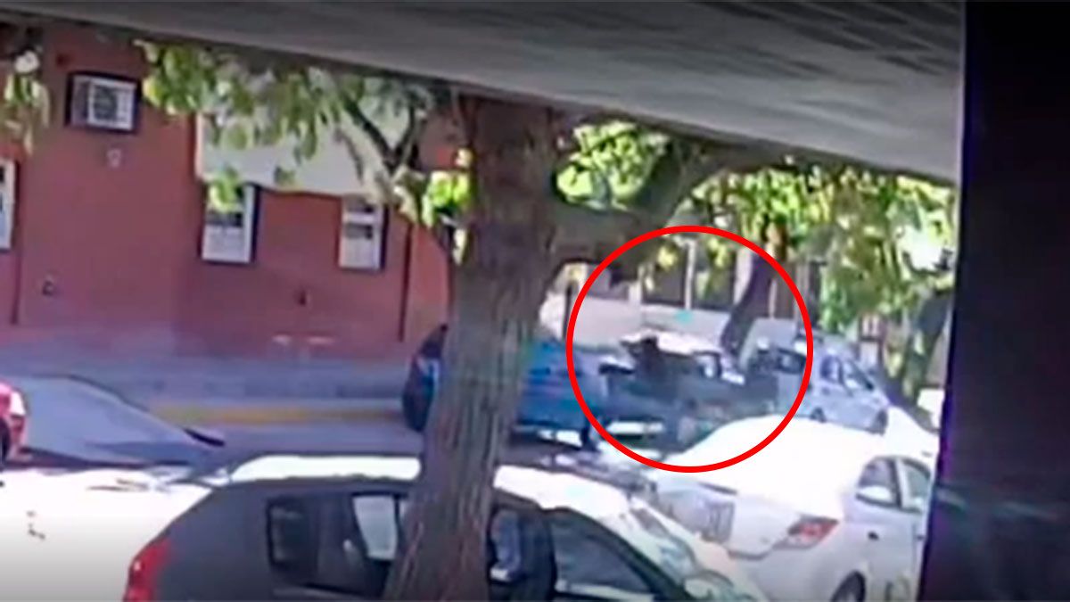 Dos motochorros atacaron a una maestra con una picana para robarle el celular.