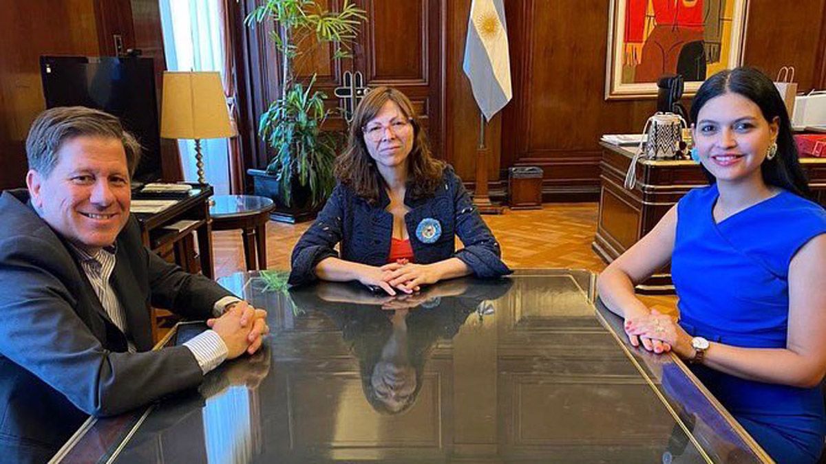 Flor Destéfanis en la sede central del Banco Nación, con su presidenta Silvina Batakis y el mendocino Marcelo Costa, síndico de la entidad.