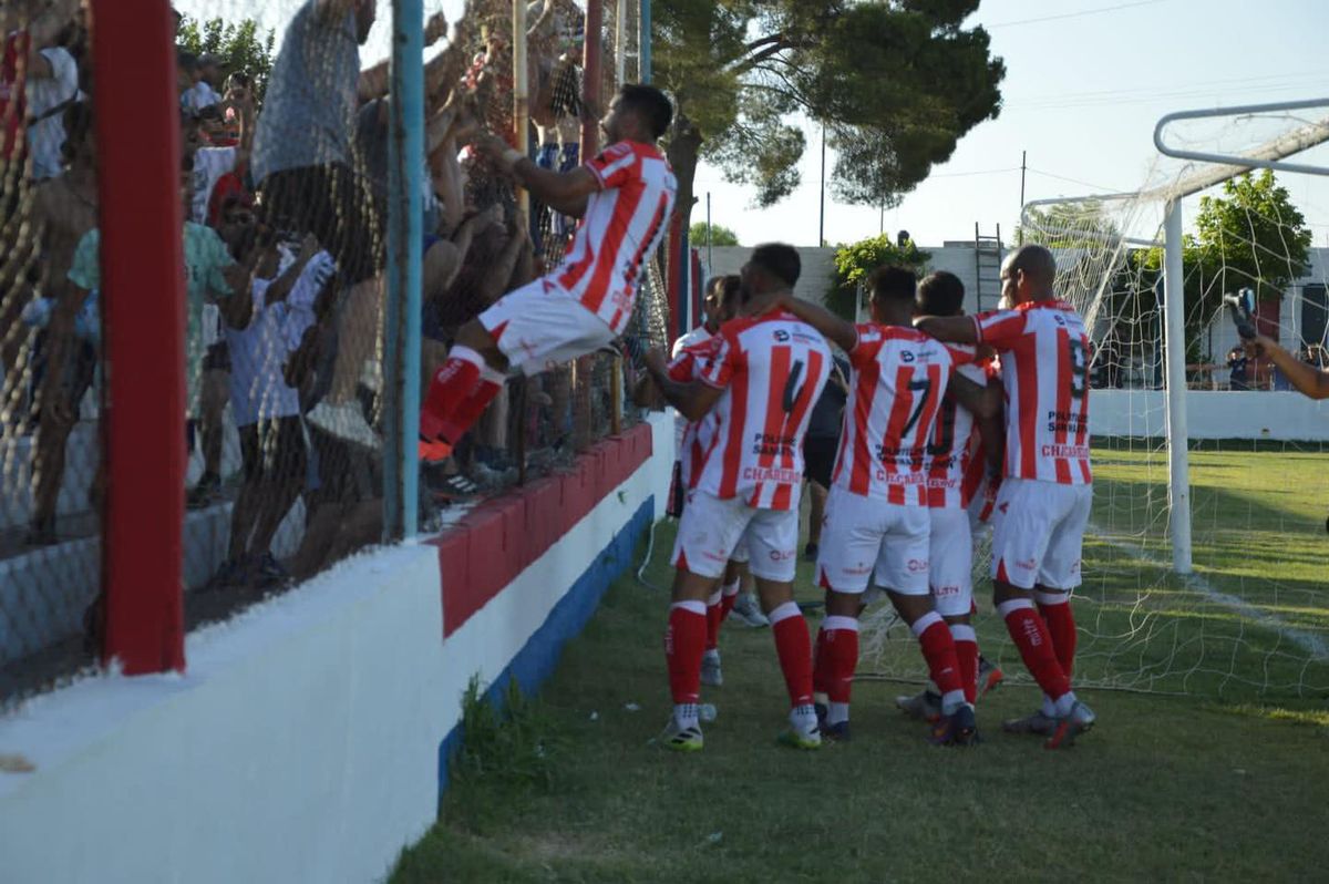 Alexis González marcó el gol del Atlético San Martín y festeja con sus hinchas.