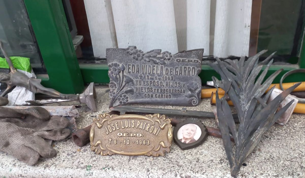 Se robaron placas y floreros de bronce del cementerio de la Capital de Mendoza. Se robaron placas y floreros de bronce del cementerio de la Capital de Mendoza.