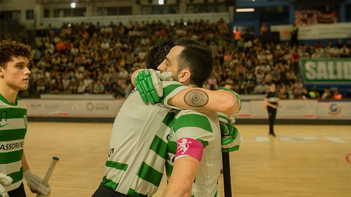 Gonzalo Nolo Romero es abrazado por un compañero del Sporting