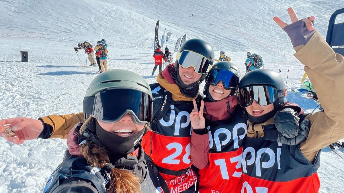 Mika Crisi y sus compañeras de competencia Mika Crisi y sus compañeras de competencia