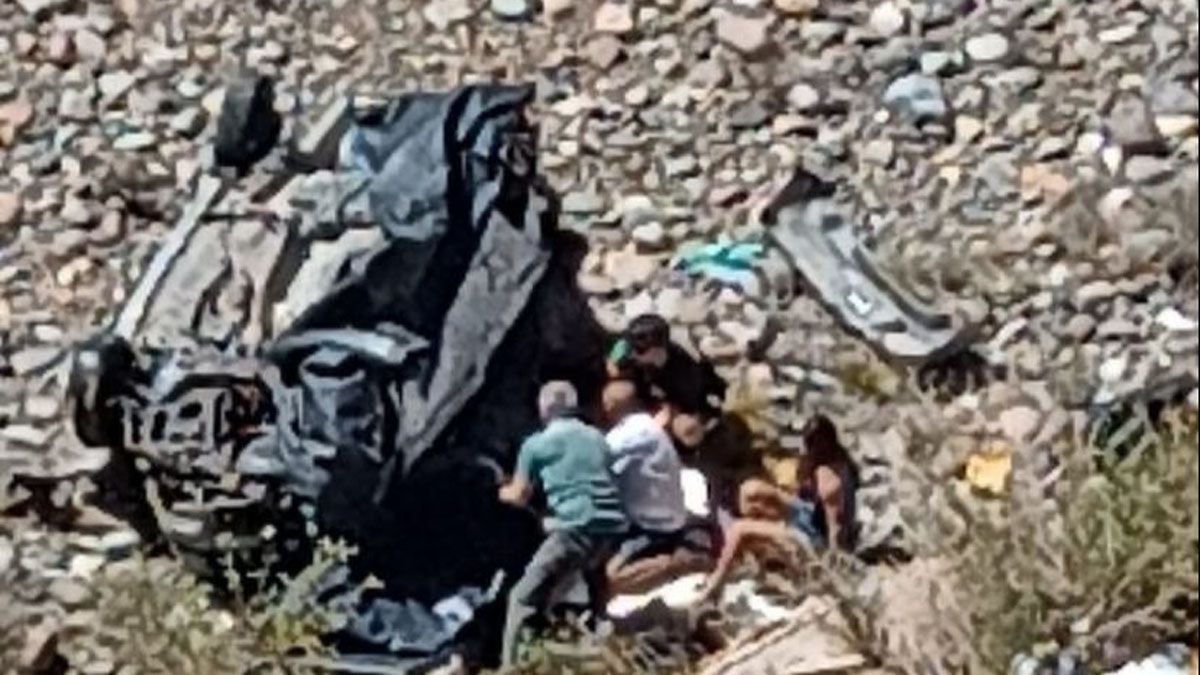 Varias personas auxiliaron a las víctimas del Chevrolet Onix que fue arrastrado al barranco por el camión.