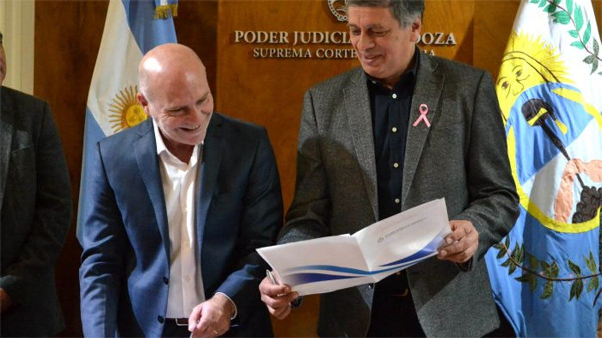 El presidente de la Corte, Dalmiro Garay, junto al intendente de Las Heras, Daniel Orozco.