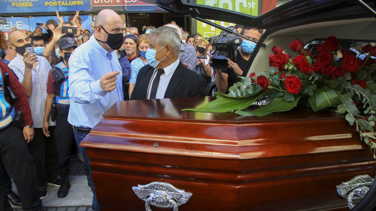 El productor Carlos Rottemberg, quien decidió abrir las puertas del Multiteatro para darle su ultimo adiós al capocómico Enrique Pinti, quien murió este domingo a los 82 años