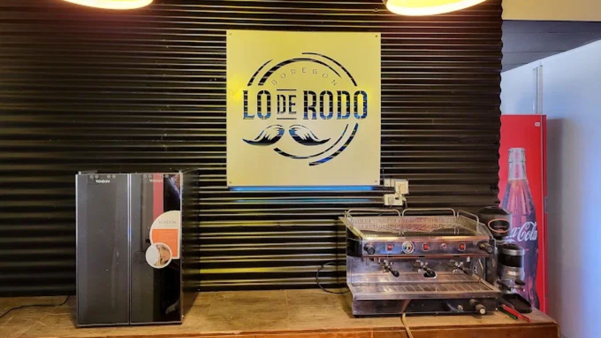 El bodegón está ubicado en Lomas de Zamora. El bodegón está ubicado en Lomas de Zamora.