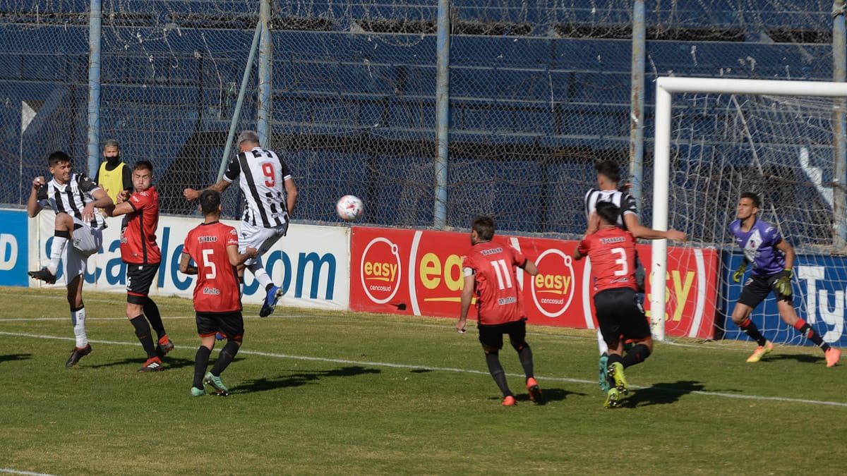 Joan Juncos cabecea al gol de Gimnasia y Esgrima ante Deportivo Maipú (UNO/Martín Pravata).