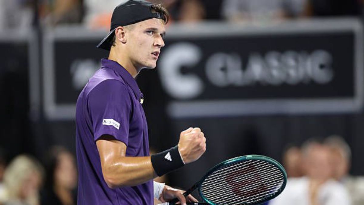Jakub Mensik levant&oacute; tres set points y gan&oacute; la final del ATP 250 de Auckland en sets corridos.