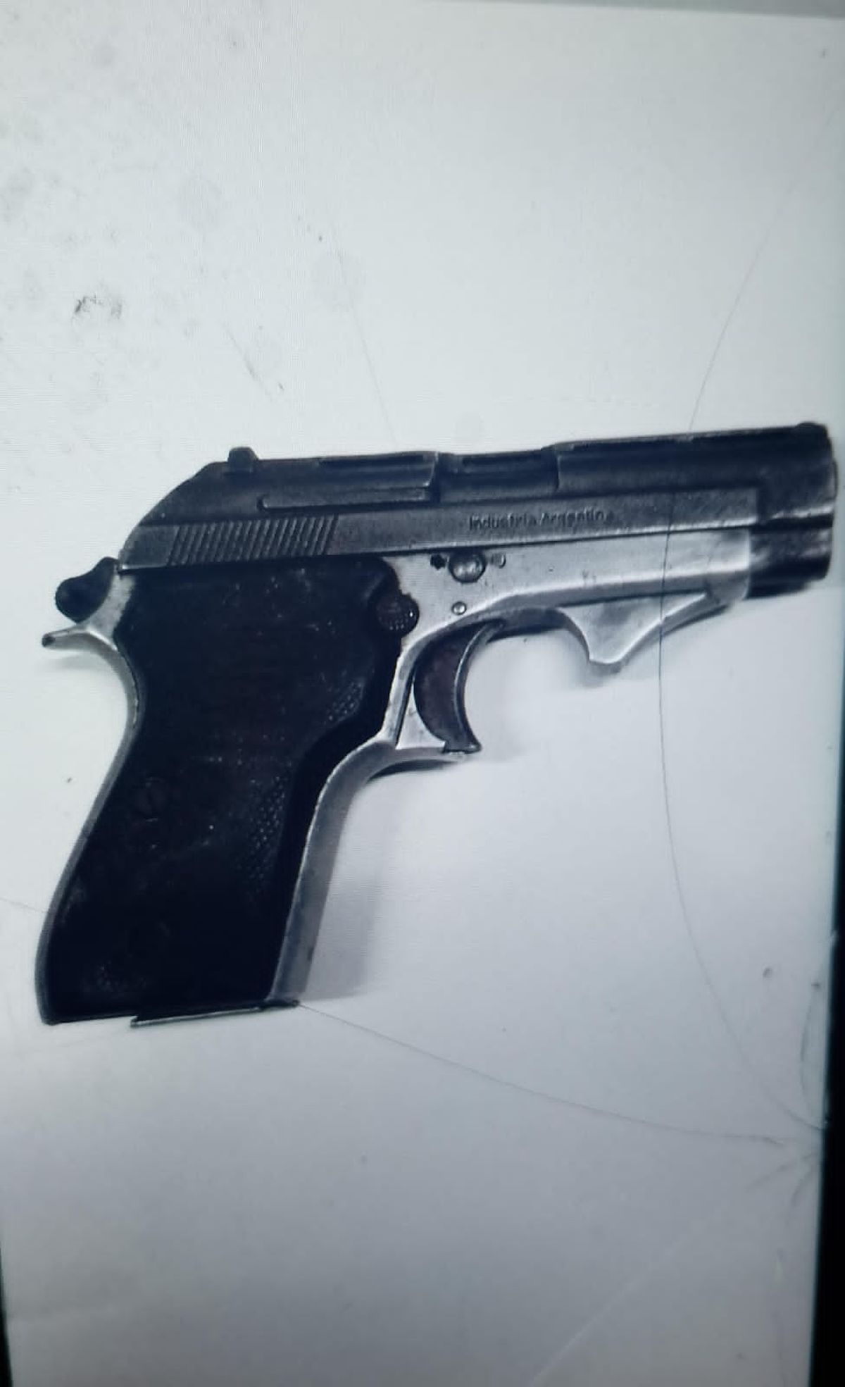 La pistola calibre 22 que intentó ocultar el delincuente detenido en Guaymallén. La pistola calibre 22 que intentó ocultar el delincuente detenido en Guaymallén.