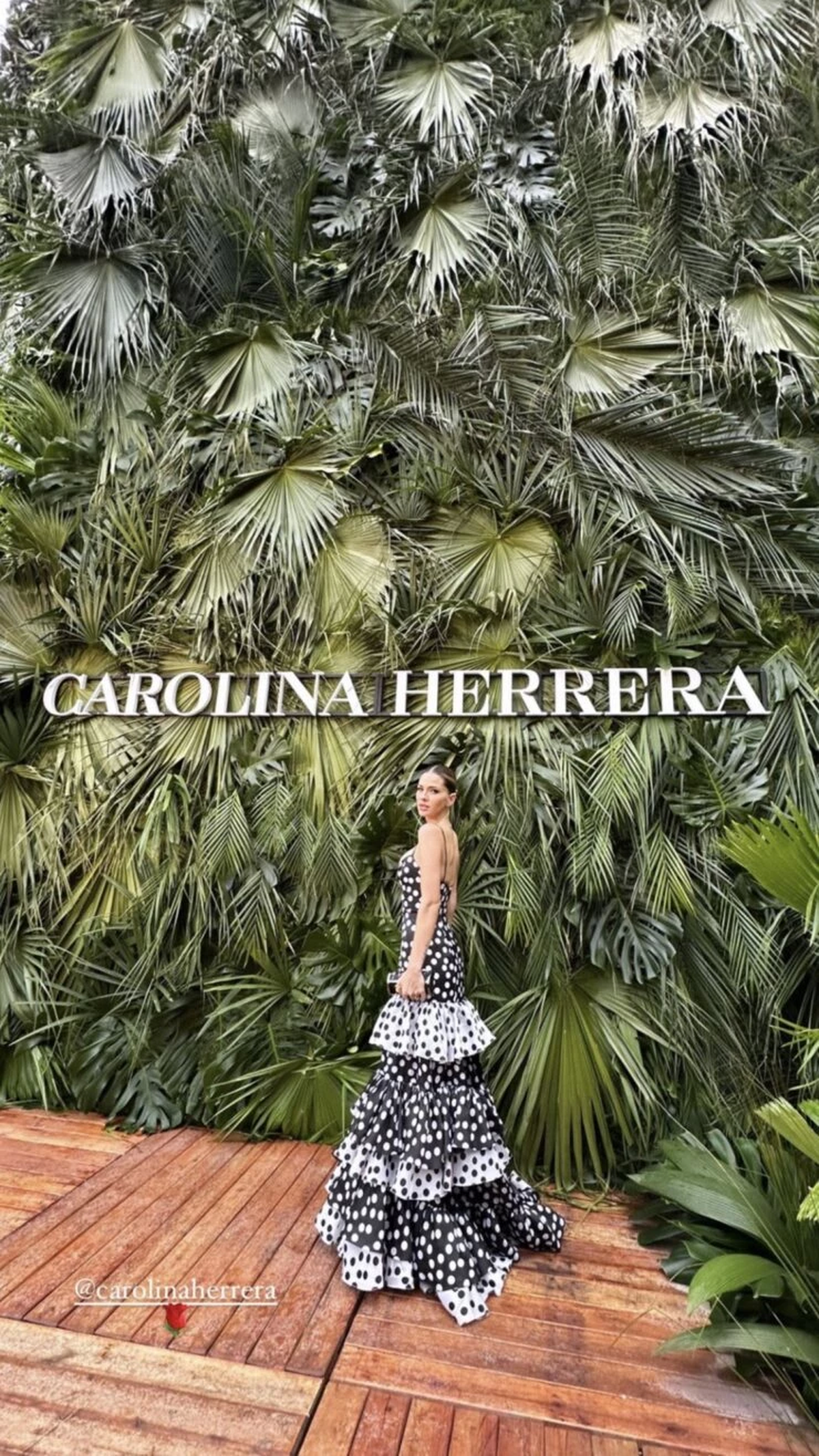 Vestido mega escotado, ceñido y con lunares, la China Suárez paralizó el desfile de Carolina Herrera.