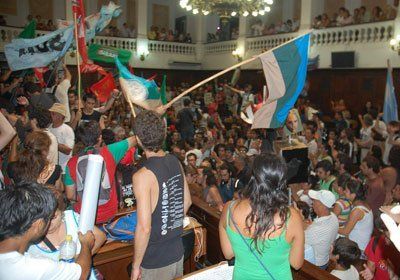 Los manifestantes antiminería entraron a la fuerza al recinto de sesiones de la Legislatura para hacerse oír