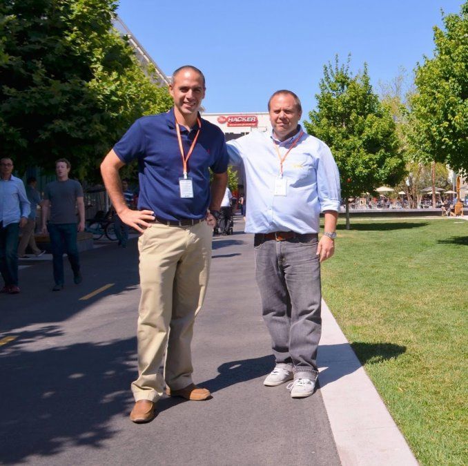 Alfredo Escolar y Mariano Soler en la casa central de Facebook. Al costado de ellos se lo ve caminando a Mark Zuckerberg