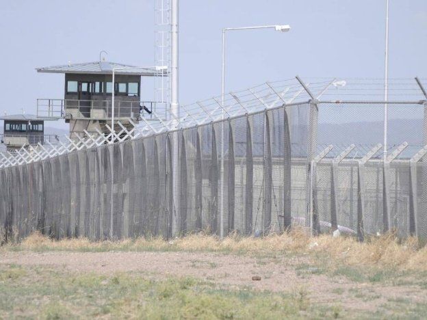 Montuelle estaba alojado en una celda especial que no compartía con nadie. Montuelle estaba alojado en una celda especial que no compartía con nadie.