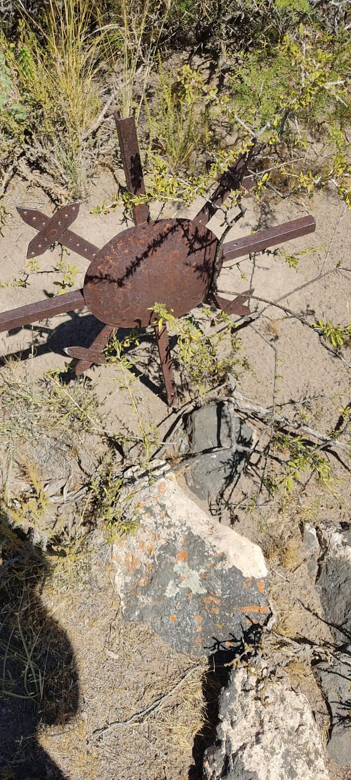 Una de las tumbas del cementerio del pueblo minero donde buscan a Garavaglia. Una de las tumbas del cementerio del pueblo minero donde buscan a Garavaglia.