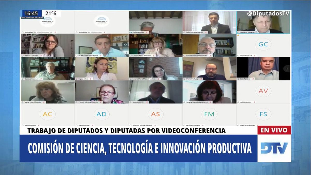 Diputados debaten sobre ciencia y tecnología.
