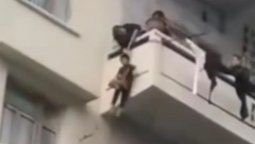 Video: colgó a su nieto del balcón de un quinto piso para salvar la vida de su gato