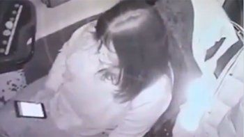 Video: conductora de un tranvía se distrajo con el celular y provocó un grave accidente