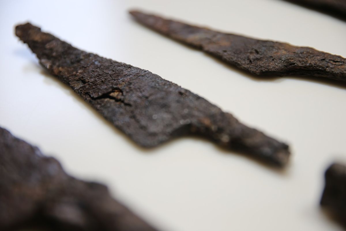 A pesar del paso del tiempo y de haberse hallado en fragmentos, el trabajo de arqueología ha logrado recuperar las formas originales. La imagen resalta el desafío que supuso la conservación de este descubrimiento, donde cada pieza cuenta una historia sobre la tecnología metalúrgica de la Antigüedad Tardía y las actividades diarias, como la carnicería, que se desarrollaban en la cocina de Hadrianopolis.