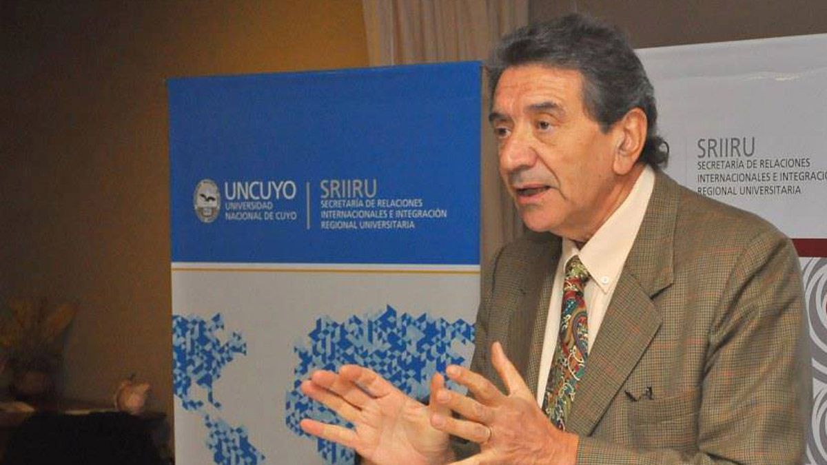 El paso a Chile preocupa a Carlos Abihaggle, dirigente peronista, fue embajador argentino en ese país entre 2003 y 2007.