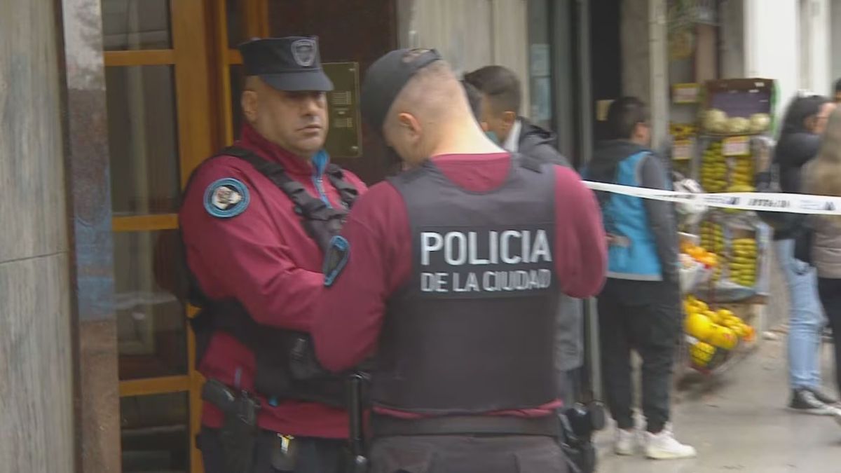 Minutos después de conocida la tragedia, la Policía porteña custodió el ingreso al edificio y trabajó Policía Científica Minutos después de conocida la tragedia, la Policía porteña custodió el ingreso al edificio y trabajó Policía Científica