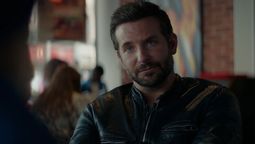 Bradley Cooper interpreta a Adam Jones y se luce en Una buena receta, comedia dramática de Netflix.&nbsp;