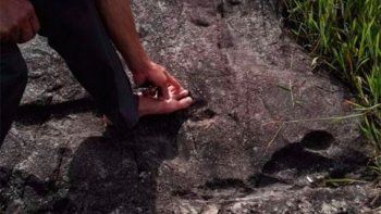 Hallaron huellas humanas gigantes fosilizadas en China