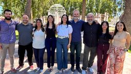 Flor Destéfanis, intendenta de Santa Rosa, junto a los candidatos a concejales por el peronismo para las elecciones de febrero.