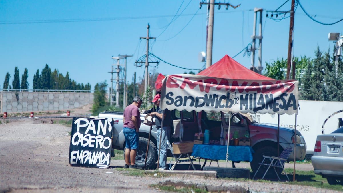 En los costados de la Ruta 7 hay una importante cantidad de vendedores de alimentos, frutas y verduras En los costados de la Ruta 7 hay una importante cantidad de vendedores de alimentos, frutas y verduras